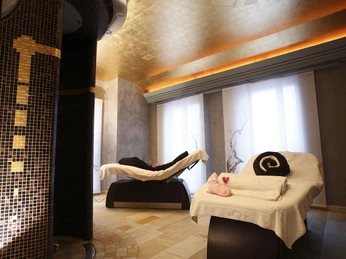 H2O Refugium - Freizeiteinrichtungen Stadtwerke Herford GmbH (3).JPG Zwei Massagebänke in einem stilvollen Spa mit warmen Licht, dekorativen Kacheln und entspannender Atmosphäre.