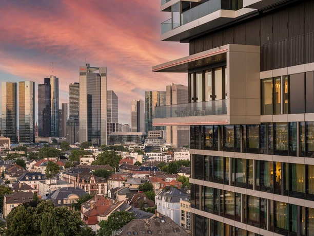 Oben Restaurant Terrace in Melia Frankfurt City Blick vom Gebäude auf Frankfurter Skyline bei Sonnenuntergang.