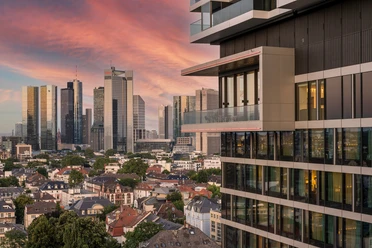 Restaurant & Skybar oben Blick vom Gebäude auf Frankfurter Skyline bei Sonnenuntergang.