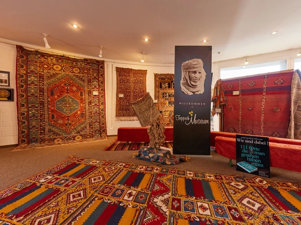 Im Teppichmuseum Tönsmann werden farbenfrohe und kunstvoll gewebte Teppiche ausgestellt.
