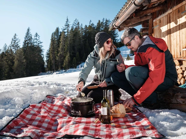 niderhorn-fondue-rucksack-winter-paar-kaese-decke-schnee-holzhaus.jpg