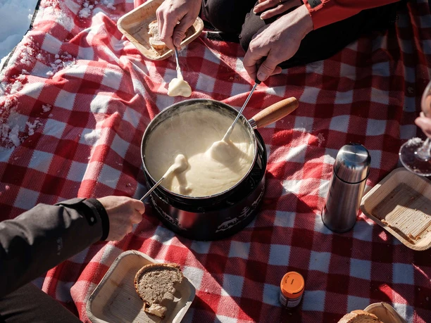 niderhorn-fondue-rucksack-winter-schnee-decke-caquelon-brot.jpg