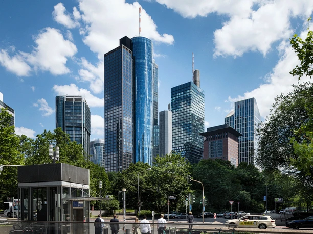 MAIN TOWER - Außenansicht Helaba-Hochhaus zwischen Bäumen und weiteren Wolkenkratzern
