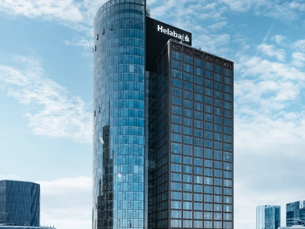 MAIN TOWER Hochhaus der Helaba mit rotem Mast in Frankfurts Bankenviertel