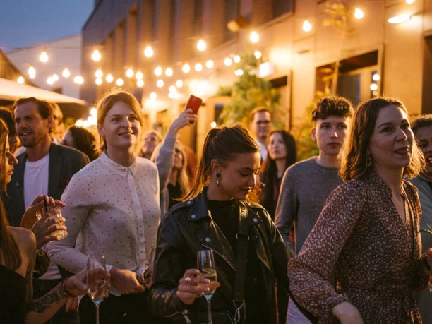 Ruby Louise Hotel & Bar - Gäste Menschen feiern entspannt auf einer Terrasse am Abend