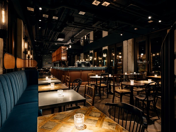 Ruby Louise Hotel & Bar - Indoor area Stylish restaurant with bar and ambient lighting