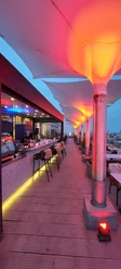 THE VIEW - Dachterrasse Rooftop-Bar am Abend mit stimmungsvoller Beleuchtung