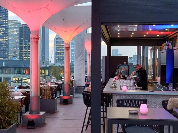 THE VIEW - Dachterrasse Rooftop-Bar mit LED-Licht und Blick auf Frankfurts Skyline