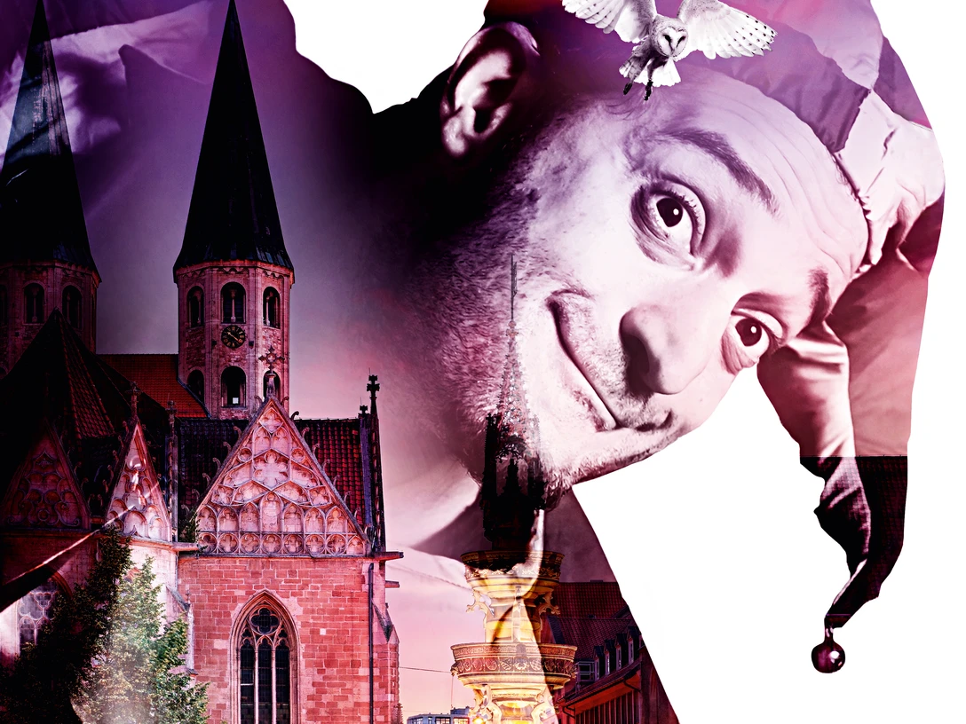 tfn_till_eulenspiegel 5,5MB.jpg Ein lächelnder Narr mit buntem Hut, überlagert von Bildern einer historischen Stadtkirche im Abendlicht.