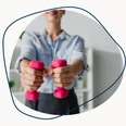 Veranstaltungen 2025 I Office Fit Vortrag.png Frau mit zwei kleinen Hanteln