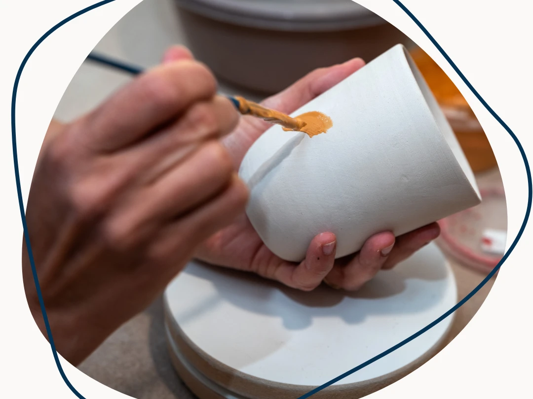 Kopie von Veranstaltungen 2025 I Keramik-Workshop.png Hand mit Pinsel bemalt Keramik-Becher