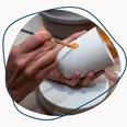 Kopie von Veranstaltungen 2025 I Keramik-Workshop.png Hand mit Pinsel bemalt Keramik-Becher