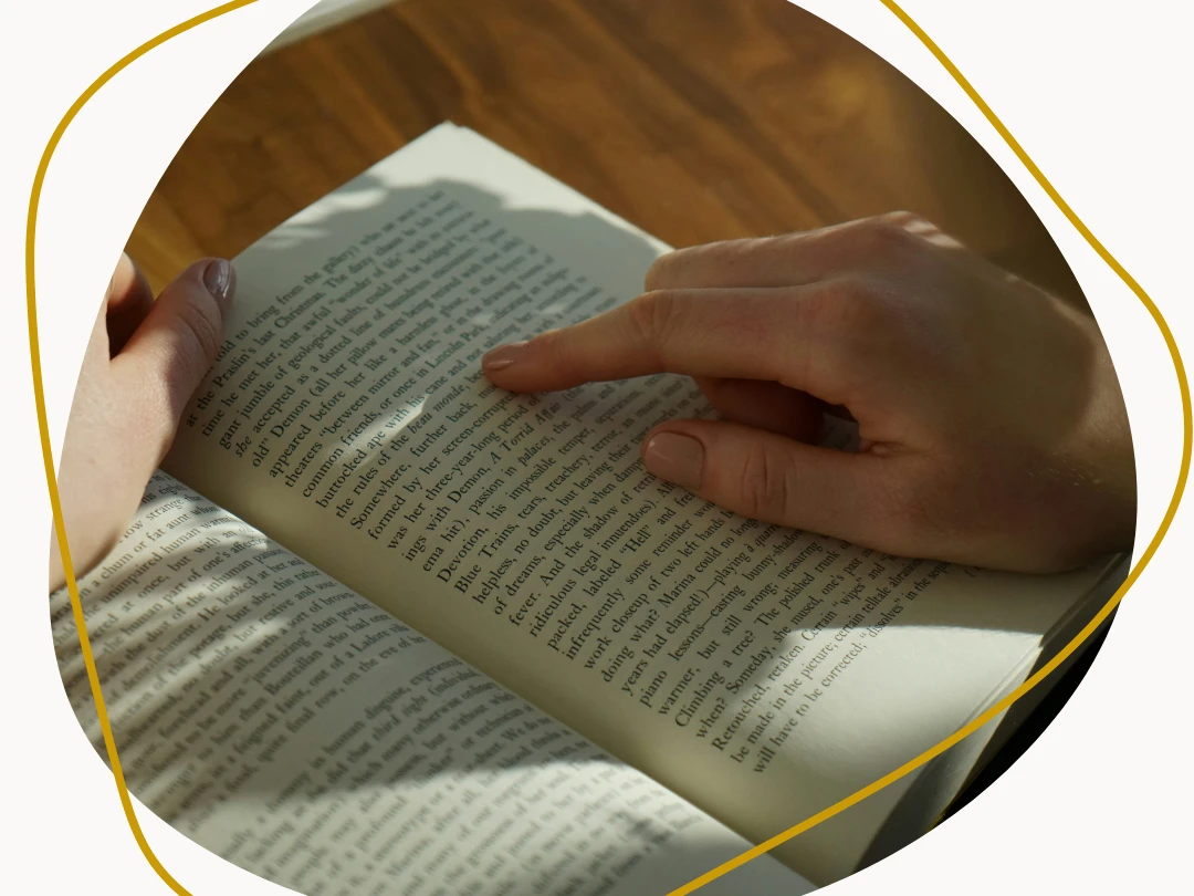 Lesung Rimkus (1).png Geöffnetes Buch mit Zwei Händen