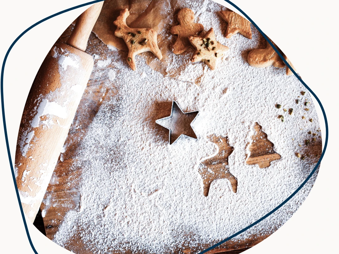 Veranstaltungen 2025 I Adventszauber.png Teigrolle, Plätzchen und Ausstechform