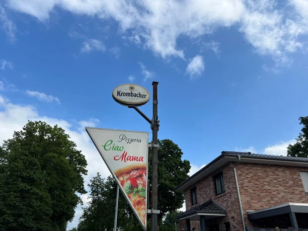 Schildbild.jpg Schild mit dem Logo "Ciao Mama" zu sehen mit den Farbe rot, weiß und grün.