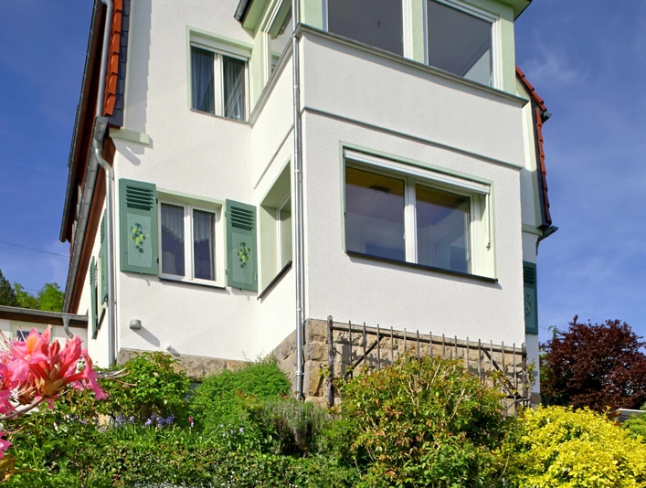 Außenansicht mit Garten