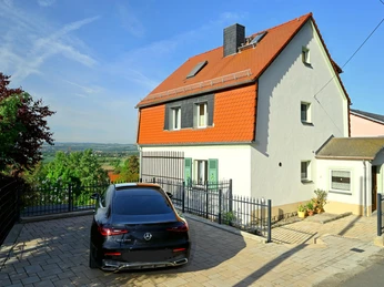 Außenansicht mit Stellplatz