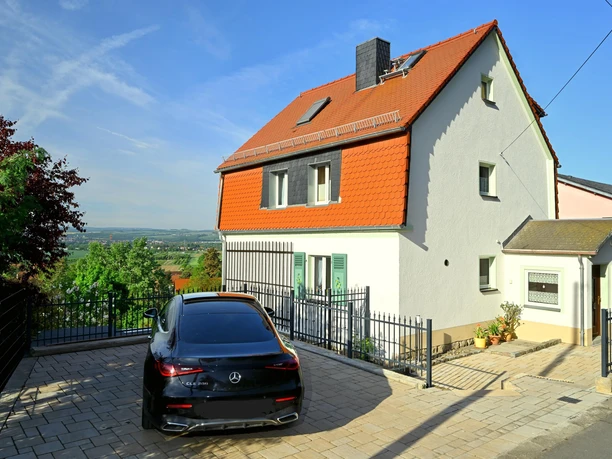 Außenansicht mit Stellplatz