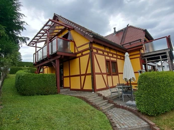 Außenansicht vom Haus und Grundstück