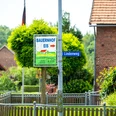 Foto-208.jpg Ein Wegweiser mit der Aufschrift "Bauernhof Eis" führt zum Lindenweg in einem ländlichen Dorf.