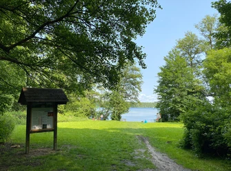 Badestelle Himmelswiese.jpg Liegewiese mit Blick auf die Badestelle