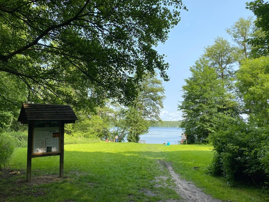 Badestelle Himmelswiese.jpg Liegewiese mit Blick auf die Badestelle