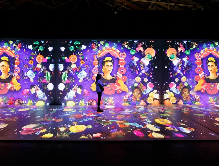 VIVA FRIDA KAHLO Eine bunte, immersive Darstellung der Künstlerin Frida Kahlo umgeben von floralen und geometrischen Mustern.A colorful, immersive depiction of the artist Frida Kahlo surrounded by floral and geometric patterns.