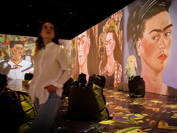 VIVA FRIDA KAHLO An immersive exhibition shows large-format portraits of the artist Frida Kahlo, projected onto the walls.