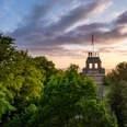 Herford-Bismarckturm-2025-067-©Teutoburger Wald - WfG Herford - D. Ketz.jpg Bismarckturm Herford im Abendlicht, umgeben von grünem Laub und einem dramatischen Wolkenhimmel.