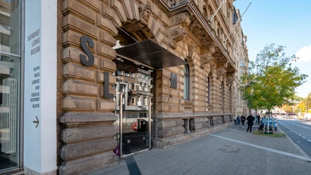 Der Haupteingang des Suermondt-Ludwig-Forums in Aachen mit historischer Sandsteinarchitektur.
