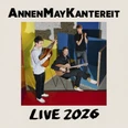 AnnenMayKantereit mit Gitarren vor buntem Hintergrund, Konzertplakat für Live-Tour 2026.