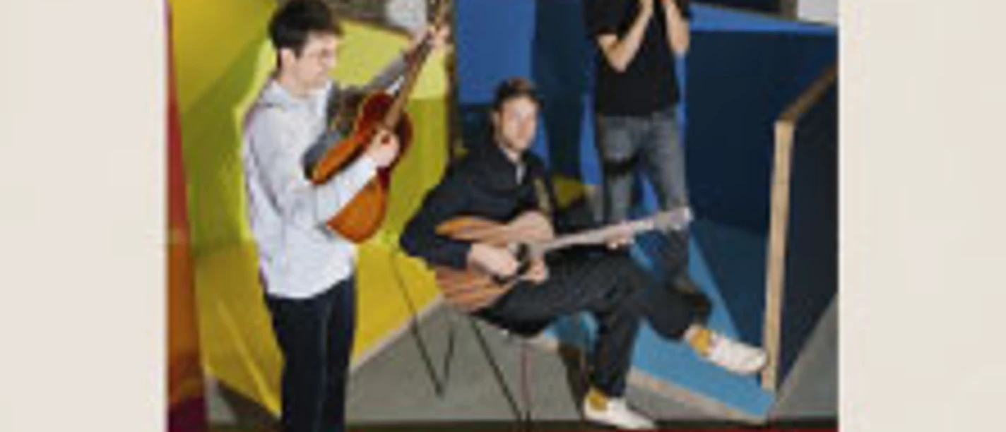 AnnenMayKantereit mit Gitarren vor buntem Hintergrund, Konzertplakat für Live-Tour 2026.