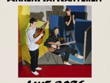 AnnenMayKantereit mit Gitarren vor buntem Hintergrund, Konzertplakat für Live-Tour 2026.