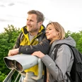 Herford-Bismarckturm-2025-038-©Teutoburger Wald - WfG Herford - D. Ketz.jpg Ein Paar genießt den weiten Blick vom Bismarckturm Herford über das grüne Waldpanorama.