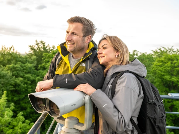 Herford-Bismarckturm-2025-038-©Teutoburger Wald - WfG Herford - D. Ketz.jpg Ein Paar genießt den weiten Blick vom Bismarckturm Herford über das grüne Waldpanorama.