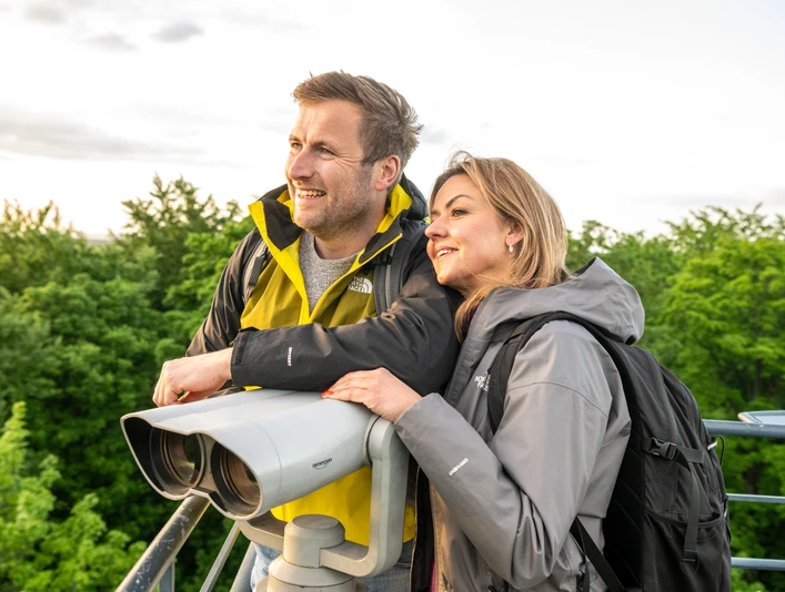 Herford-Bismarckturm-2025-038-©Teutoburger Wald - WfG Herford - D. Ketz.jpg Ein Paar genießt den weiten Blick vom Bismarckturm Herford über das grüne Waldpanorama.
