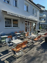 EiscafeDanieleAussenansicht.jpg Eiscafe Daniele in Detmold Hiddessen Stühle und Tische vor dem Eiscafe