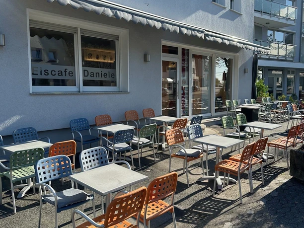 EiscafeDanieleAussenansicht.jpg Eiscafe Daniele in Detmold Hiddessen Stühle und Tische vor dem Eiscafe
