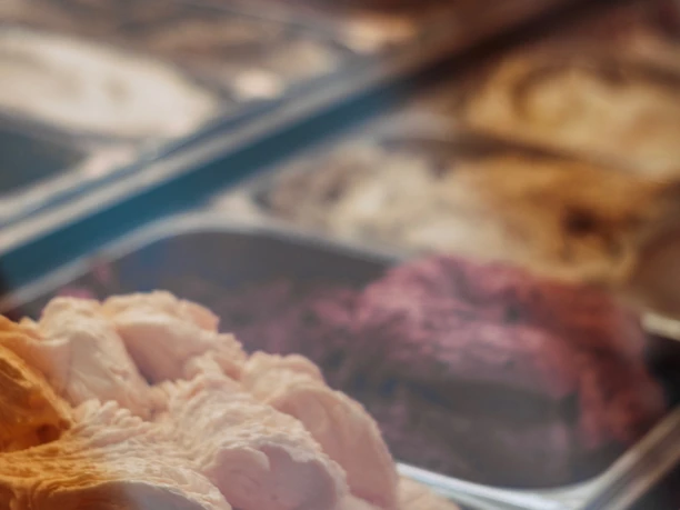 EiscafeDanieleEistheke.jpg Blick auf die Eisauswahl in der Eisdiele Daniele in Detmold Hiddessen