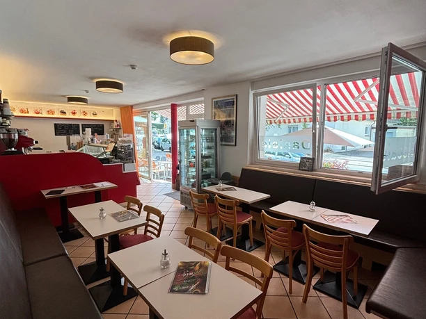 EiscafeDanieleInnenraum2.jpg Blick in den Innenraum des Eiscafe Daniele in Detmold Hiddessen