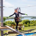 Kletterpark Markkleeberg - Freizeitaktivitäten in Leipzig und Region.jpg Eine junge Frau balanciert über einen Holzbalken im Kletterpark Markkleeberg, im Hintergrund ist der Markkleeberger See zu erkennen.