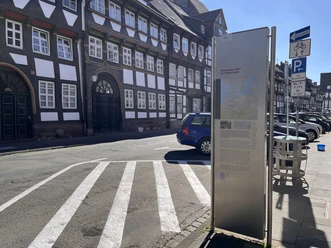 PS.Pfad, Schild D Infostele des PS.Pfads zum Einbecker Bier an einer Straße mit Fachwerkhäusern in Einbeck.