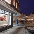 Weinrichs Bruchbude Gänsemarkt Herford-Ludwig Weinrich GmbH & Co KG.jpg Leuchtende Fassaden und Fußgänger auf dem Gänsemarkt in Herford bei abendlicher Beleuchtung.