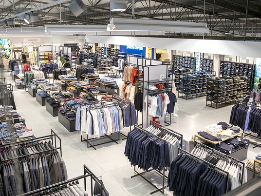 Innenraum Ahlers Fashion Outlet Herford- WTW Adolf Ahlers Stiftung & Co KG Herford.jpg Großzügiger Verkaufsraum mit modern präsentierter Herrenbekleidung auf Kleiderständern und Regalen.