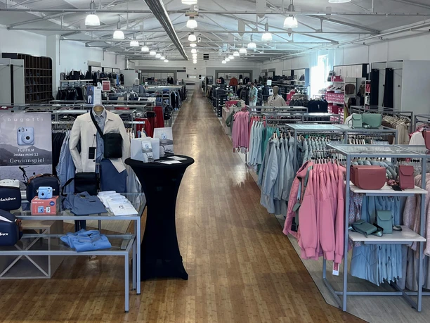 Großzügige Verkaufsfläche mit vielfältiger Auswahl an Modeartikeln und Accessoires in hellen Räumlichkeiten.