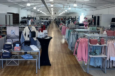 outlet-bugatti-retail-gmbh-herford.jpg Großzügige Verkaufsfläche mit vielfältiger Auswahl an Modeartikeln und Accessoires in hellen Räumlichkeiten.