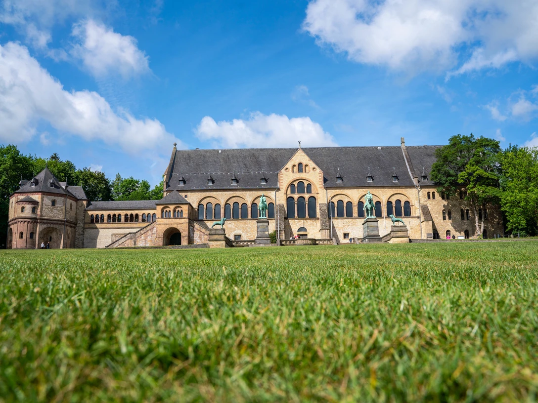 Kaiserpfalz im Frühling