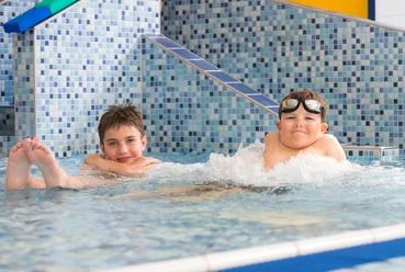 Zwei Jungs im Schwimmbad OsteWelle