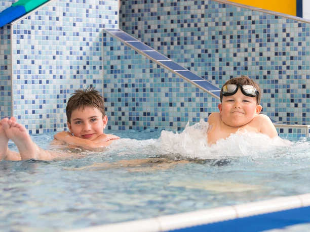 Zwei Jungs im Schwimmbad OsteWelle