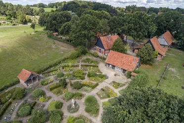 Das Emsland von oben – Heilkräutergarten beim Heimathof Emsbüren ©Emsland Tourismus GmbH.jpg Luftaufnahme des Heilkräutergartens mit historischen Fachwerkgebäuden beim Heimathof Emsbüren.